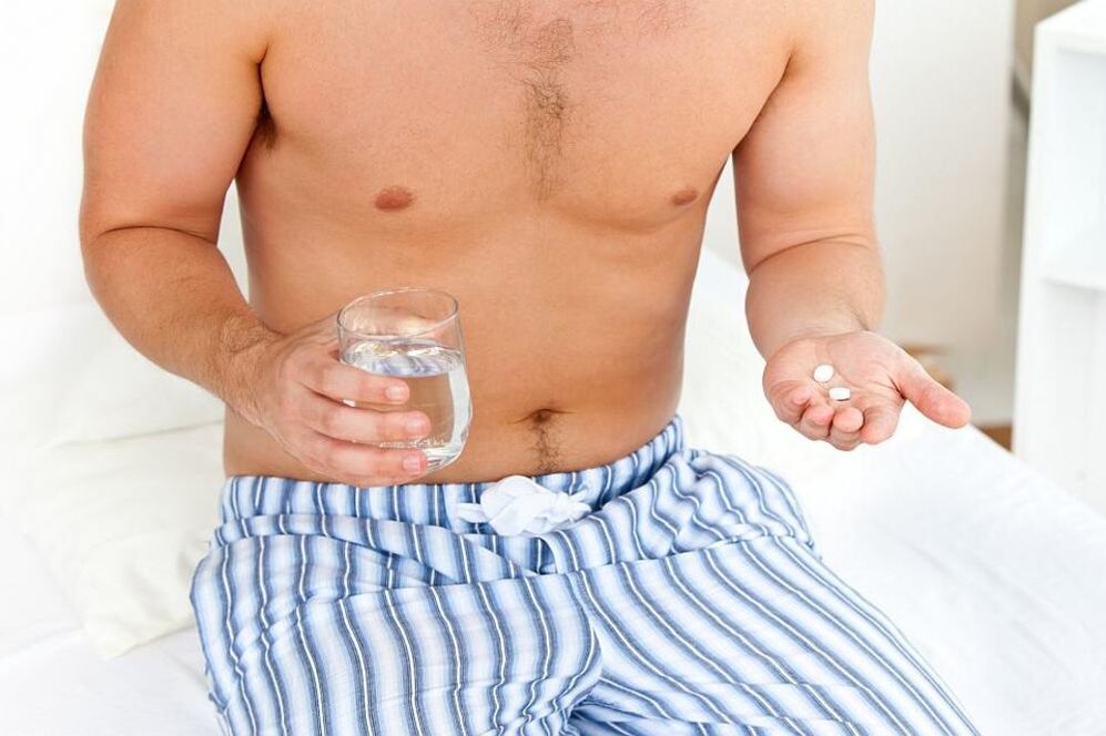 čovjek uzima tablete za prostatitis